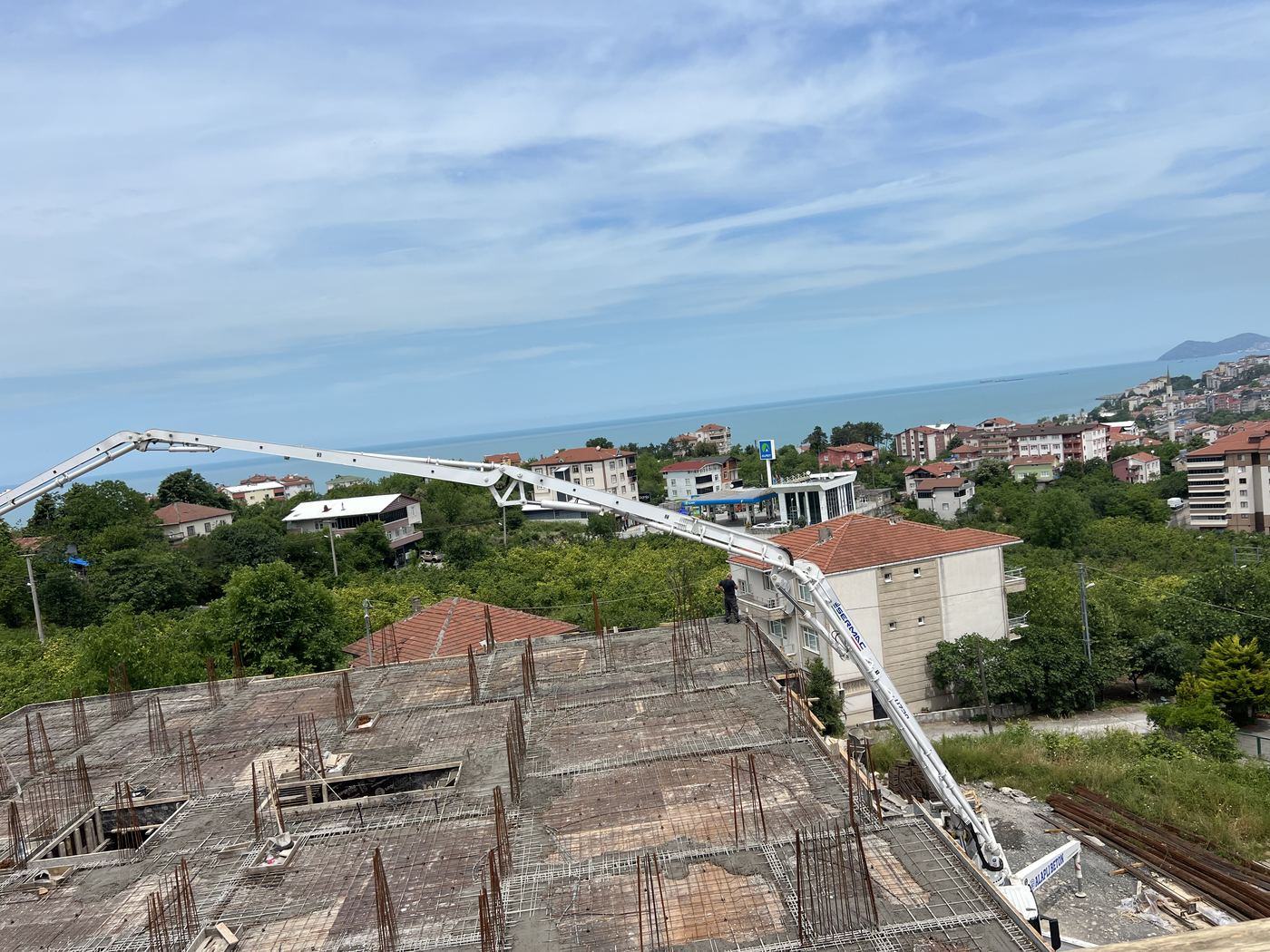 Şantiyeden — deniz manzaralı inşaat alanı